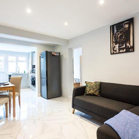 Amazing 3 Bedroom, 2 Bathroom, Ground Floor Flat With Garden, Near Train Station And Bus Stop London Exteriör bild
