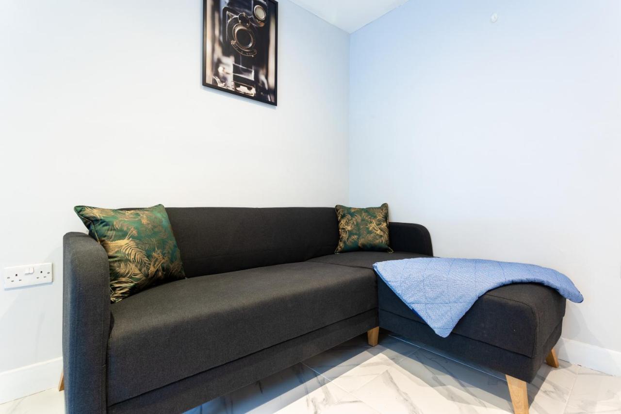 Amazing 3 Bedroom, 2 Bathroom, Ground Floor Flat With Garden, Near Train Station And Bus Stop London Exteriör bild