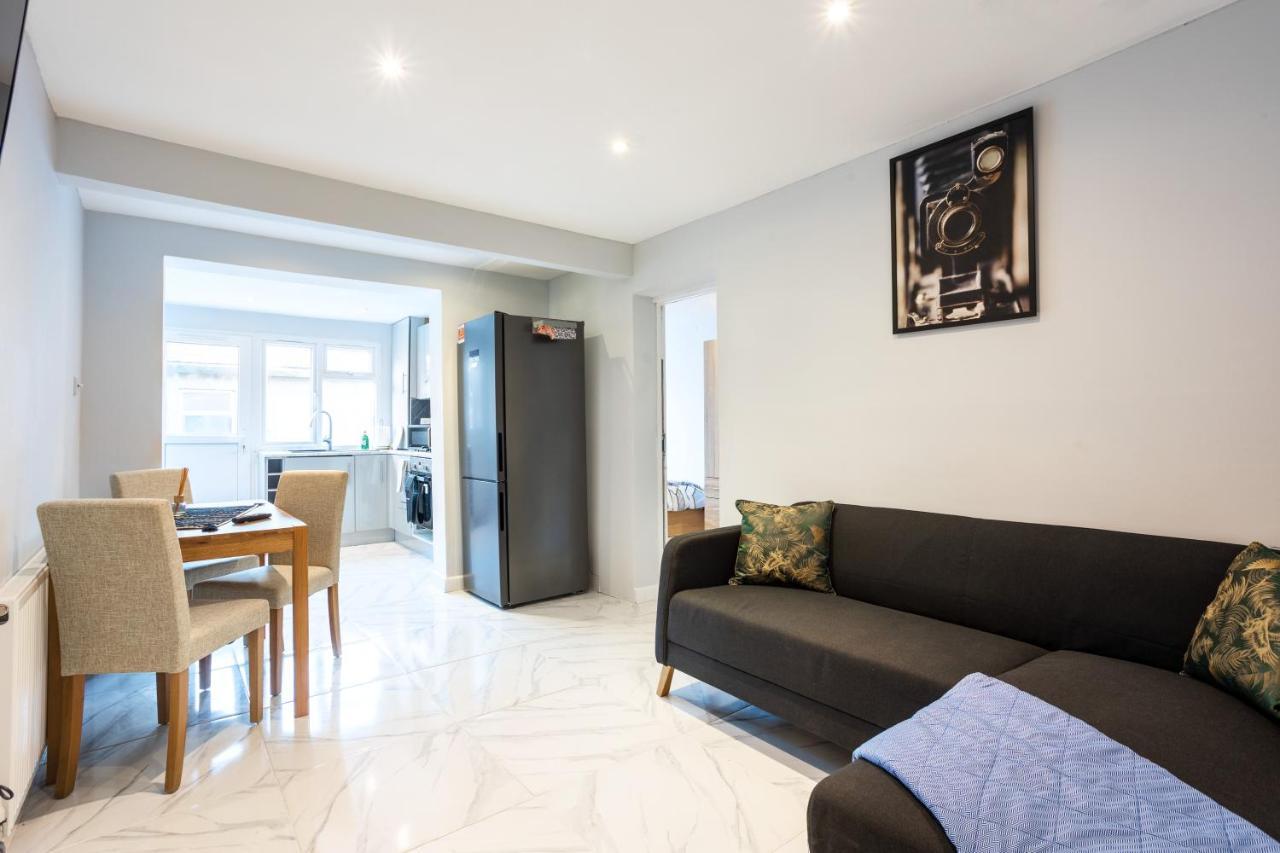 Amazing 3 Bedroom, 2 Bathroom, Ground Floor Flat With Garden, Near Train Station And Bus Stop London Exteriör bild