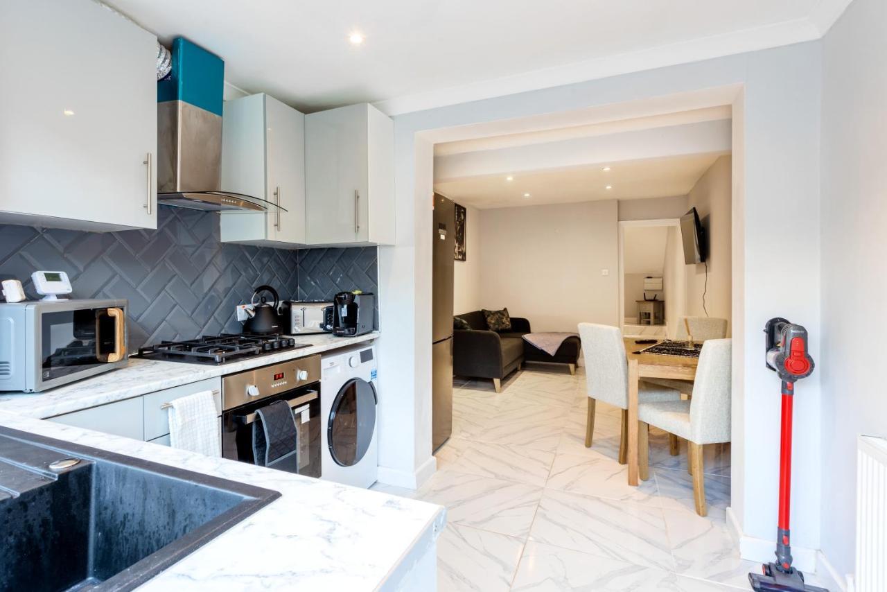 Amazing 3 Bedroom, 2 Bathroom, Ground Floor Flat With Garden, Near Train Station And Bus Stop London Exteriör bild