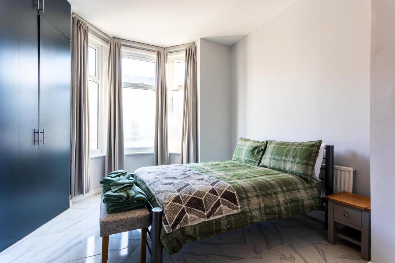 Amazing 3 Bedroom, 2 Bathroom, Ground Floor Flat With Garden, Near Train Station And Bus Stop London Exteriör bild