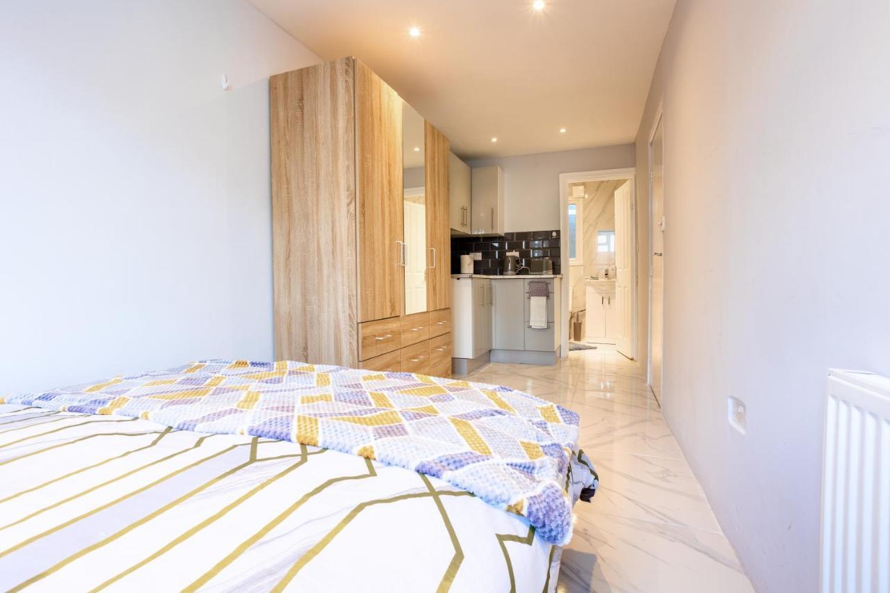 Amazing 3 Bedroom, 2 Bathroom, Ground Floor Flat With Garden, Near Train Station And Bus Stop London Exteriör bild