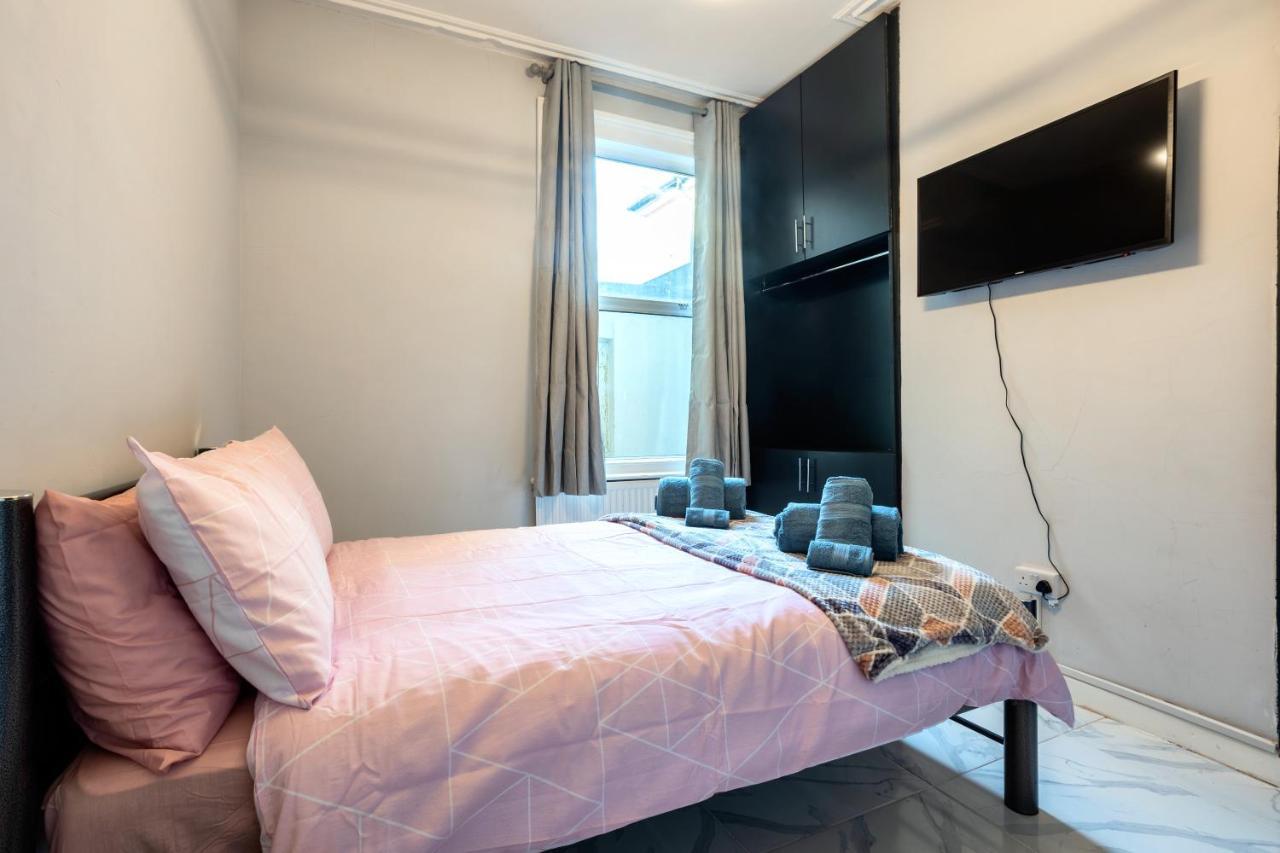Amazing 3 Bedroom, 2 Bathroom, Ground Floor Flat With Garden, Near Train Station And Bus Stop London Exteriör bild