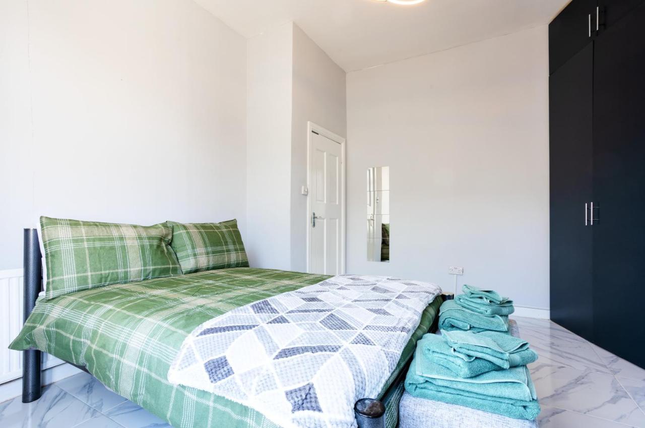 Amazing 3 Bedroom, 2 Bathroom, Ground Floor Flat With Garden, Near Train Station And Bus Stop London Exteriör bild
