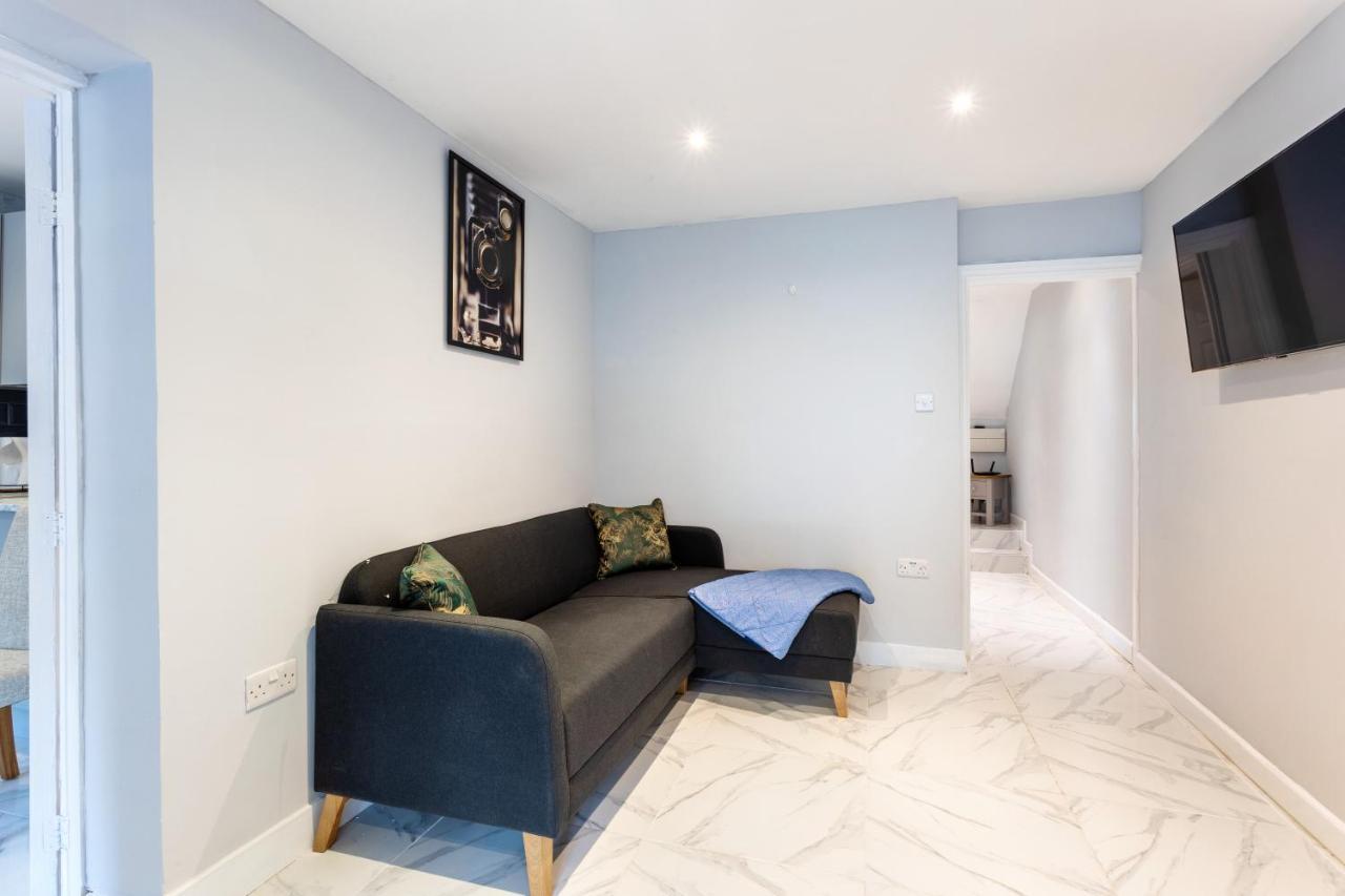 Amazing 3 Bedroom, 2 Bathroom, Ground Floor Flat With Garden, Near Train Station And Bus Stop London Exteriör bild