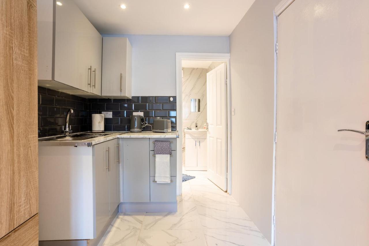 Amazing 3 Bedroom, 2 Bathroom, Ground Floor Flat With Garden, Near Train Station And Bus Stop London Exteriör bild