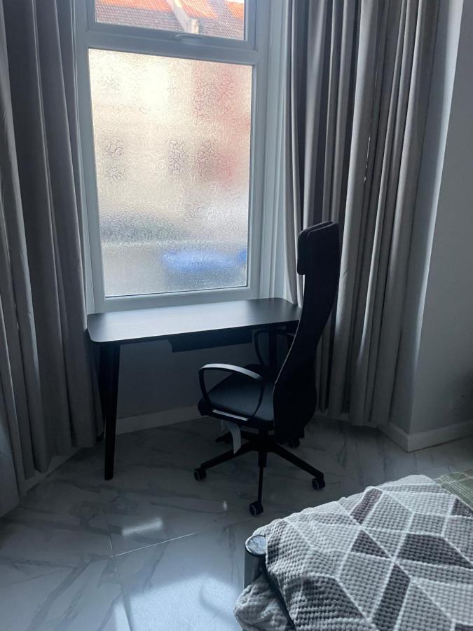 Amazing 3 Bedroom, 2 Bathroom, Ground Floor Flat With Garden, Near Train Station And Bus Stop London Exteriör bild